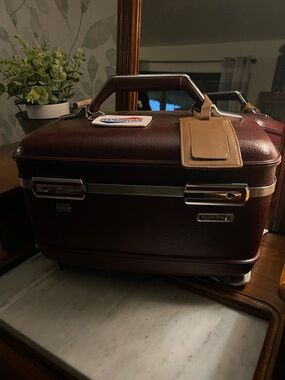 AMERICAN TOURISTER Escort Vintage Travel Cosmetic Train Case Burgandy Silver EUC